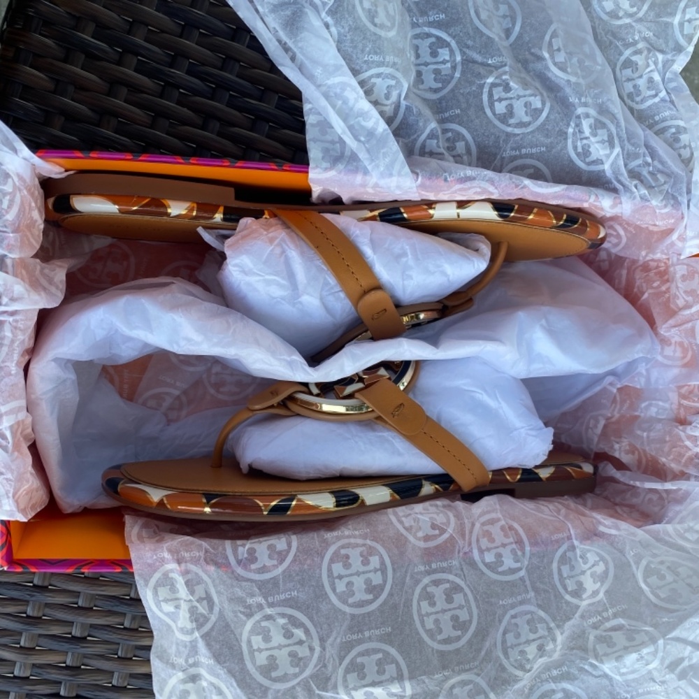 Tory Burch Tan Logo Sandals with tortoise shell colored Brown/black/white trim - Picture 3 of 6